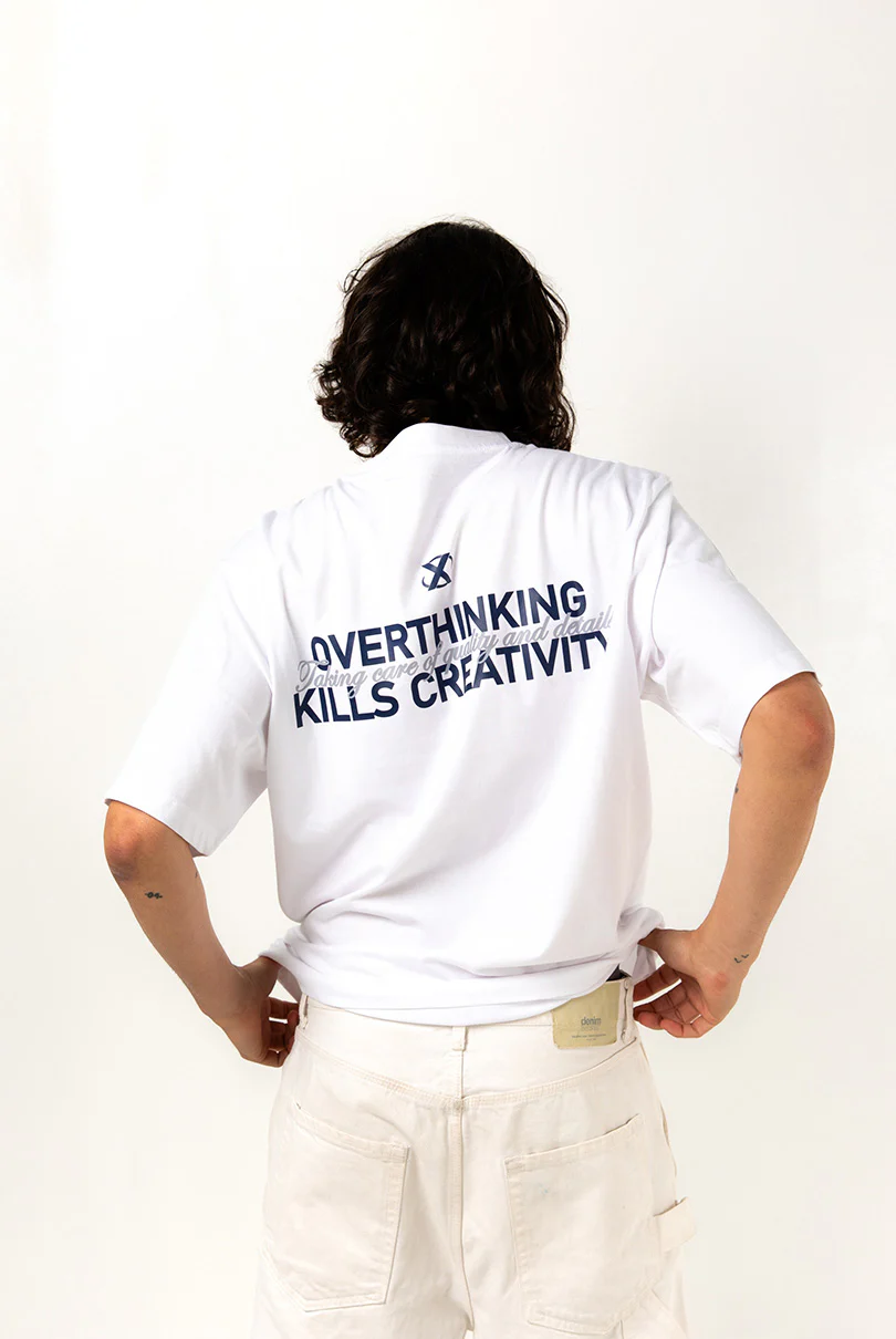 Camiseta Blanca Overthinking Kills Creativity - Image 4