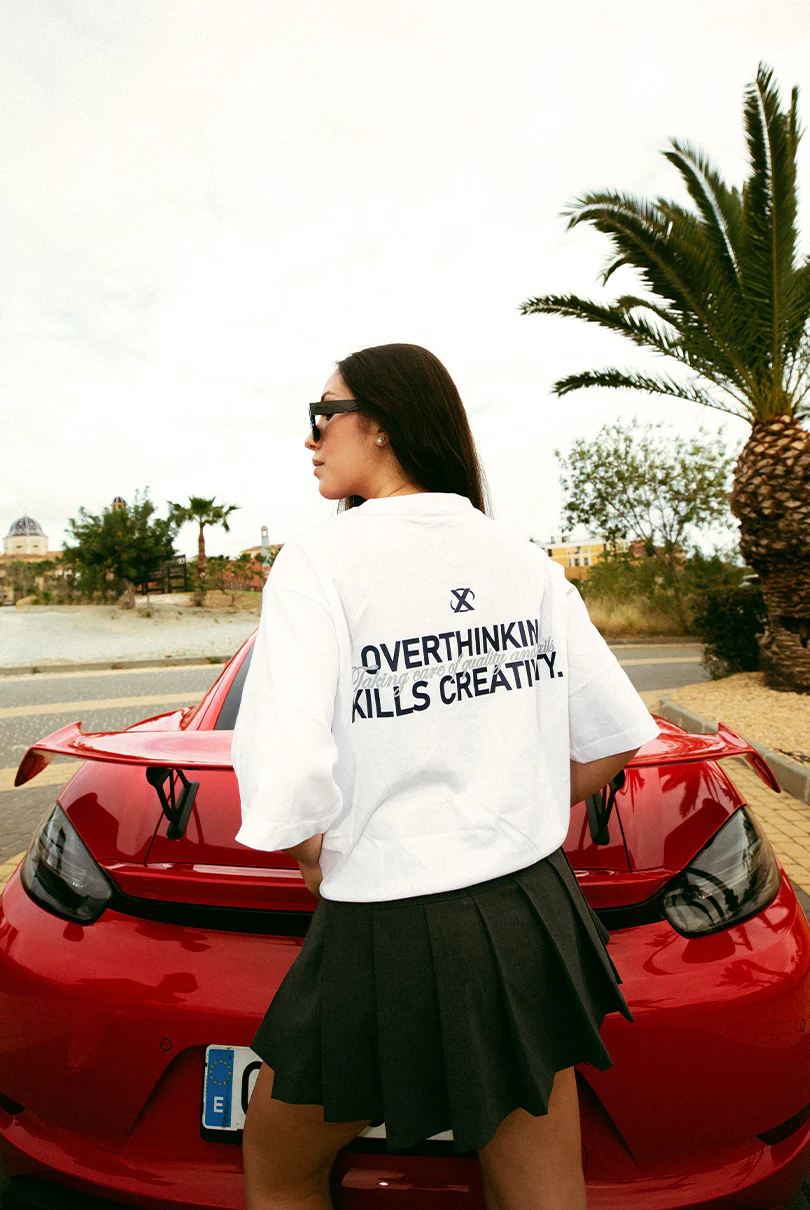 Camiseta Blanca Overthinking Kills Creativity - Image 5
